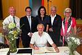 Die offzielle Einweihung der Günter-Burger-Halle in Strahlungen wurde gebührend mit viel politischer Prominenz gefeiert (von links): Landrat Thomas Habermann, Bürgermeister Johannes Hümpfner, Dorothee Bär (MdB), Steffen Vogel (MdL), die ehemalige Bürgermeisterin Karola Back, vorne Manfred Grüner von der Regierung von Unterfranken, beim Eintrag ins Goldene Buch.