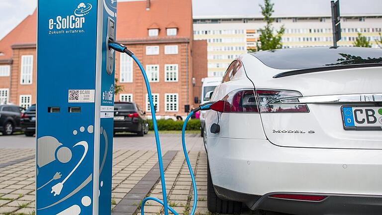 Zahlreiche neue Ladepunkte für Elektroautos - Nach jahrelangem Stocken kommt der Ausbau von Stromladesäulen für Elektroautos in Fahrt. Allein seit Mitte März 2016 wurden der Bundesnetzagentur 1900 neue öffentliche Ladepunkte gemeldet. Zahlreiche neue Ladepunkte für Elektroautos - Nach jahrelangem Stocken kommt der Ausbau von Stromladesäulen für Elektroautos in Fahrt. Allein seit Mitte März 2016 wurden der Bundesnetzagentur 1900 neue öffentliche Ladepunkte gemeldet.