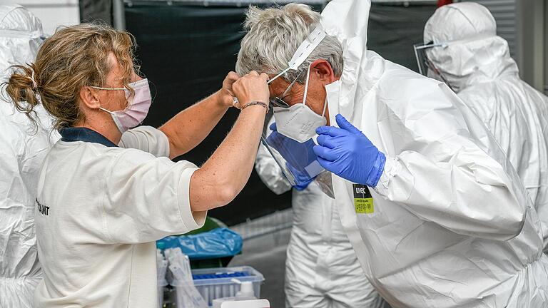 Auch bei den Coronatests für Reiserückkehrer sind Mitarbeiter der Gesundheitsämter im Einsatz. Das Foto zeigt die Teststrecke des Würzburger Gesundheitsamtes auf der Talavera. Auch bei den Coronatests für Reiserückkehrer sind Mitarbeiter der Gesundheitsämter im Einsatz. Das Foto zeigt die Teststrecke des Würzburger Gesundheitsamtes auf der Talavera.