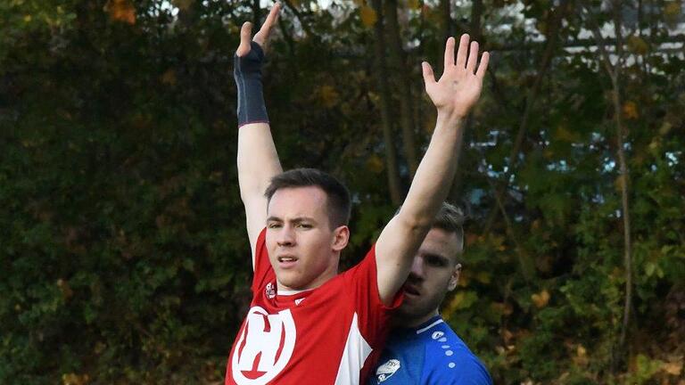 Jakob Fischer im Steilpass-Interview - Unser Bild zeigt Jakob Fischer (in Rot) beim Spiel gegen den TSV Trappstadt im Kissinger Sportpark. Jakob Fischer im Steilpass-Interview - Unser Bild zeigt Jakob Fischer (in Rot) beim Spiel gegen den TSV Trappstadt im Kissinger Sportpark.