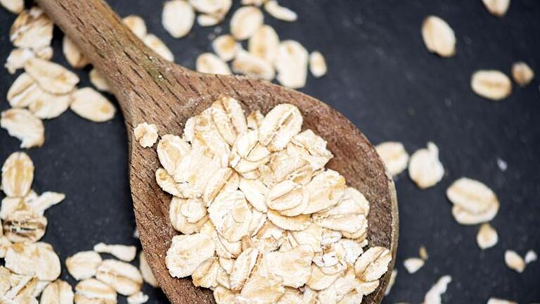 Haferflocken haben viel zu bieten: Besonders beliebt sind sie fürs Frühstück, zum Beispiel als Porridge.jpeg       -  Haferflocken gelten als echte Wunderwaffe in der Ernährung. Aber eignen sie sich wirklich zum Abnehmen?