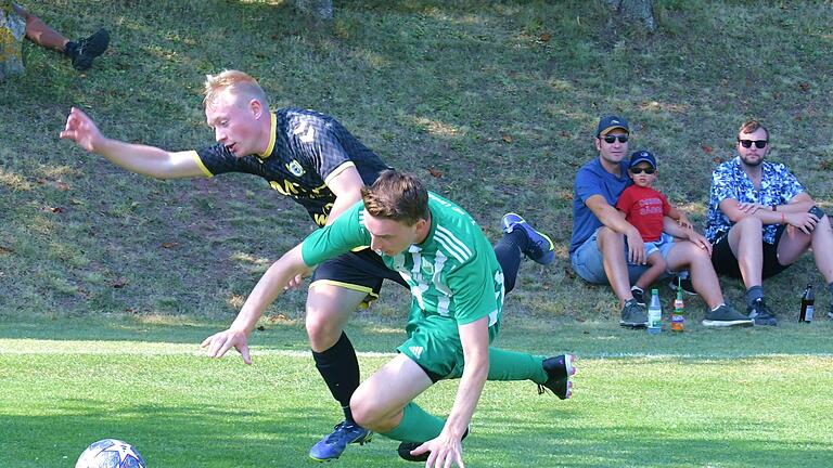 Vollen Einsatz zeigen David Betz (links) vom FC Thulba und Niklas Gerlach vom FC Untererthal beim 2:2-Remis. - Vollen Einsatz zeigen David Betz (links) vom FC Thulba und Niklas Gerlach vom FC Untererthal beim 2:2-Remis. Vollen Einsatz zeigen David Betz (links) vom FC Thulba und Niklas Gerlach vom FC Untererthal beim 2:2-Remis. - Vollen Einsatz zeigen David Betz (links) vom FC Thulba und Niklas Gerlach vom FC Untererthal beim 2:2-Remis.