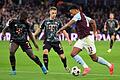 Aston Villa - Bayern München       -  Liefern sich stellvertretend für ihre Teams einen harten Kampf: Die Münchner Dayot Upamecano (l) und Joshua Kimmich sowie Villas Ollie Watkins.