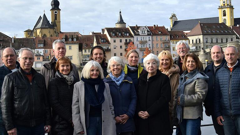 Der Kern des ehrenamtlichen Roxy-Teams (von links): Thomas Hesse, Michael Schmitt, Eric Jensen, Petra Trinklein, Christine Jenike, Benjamin Scherpf, Eva Dierichs-Schmitt, Nicole Sailer, Helga Kelber, Annette Sarömba, Claus-Jürgen Renelt, Semra Bartel, Thomas Most und Gerhard Gassner. Der Kern des ehrenamtlichen Roxy-Teams (von links): Thomas Hesse, Michael Schmitt, Eric Jensen, Petra Trinklein, Christine Jenike, Benjamin Scherpf, Eva Dierichs-Schmitt, Nicole Sailer, Helga Kelber, Annette Sarömba, Claus-Jürgen Renelt, Semra Bartel, Thomas Most und Gerhard Gassner.