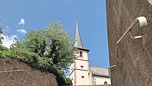 Die St.-Trinitatis-Kirche ist die Pfarrkirche von Aschach und gehört zu den Baudenkmälern des Marktes Bad Bocklet.       -  Die St.-Trinitatis-Kirche ist die Pfarrkirche von Aschach und gehört zu den Baudenkmälern des Marktes Bad Bocklet.