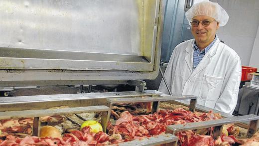 Kochen im großen Stil: Ulrich Englert an einem der riesigen „Kochtöpfe“ seines Unternehmens. Kochen im großen Stil: Ulrich Englert an einem der riesigen „Kochtöpfe“ seines Unternehmens.