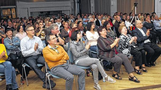 Die Eltmanner Stadthalle konnte die begeisterten Zuhörer kaum fassen.