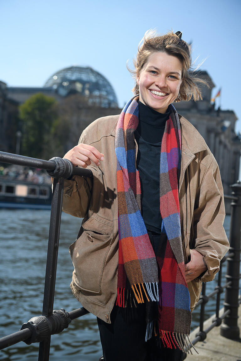 Die Philosophiestudentin Marie Ann steht an der Spree hinter dem Reichstag in Berlin-Mitte. Die Philosophiestudentin Marie Ann steht an der Spree hinter dem Reichstag in Berlin-Mitte.