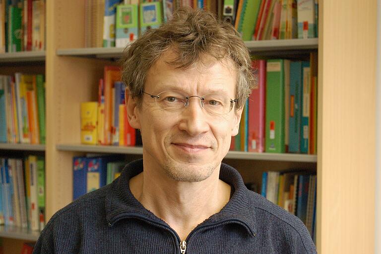 Fanatischer Vielleser, Bildungsforscher und außerplanmäßiger Professor an der Uni Würzburg: Johannes Jung, Autor von Folge 2 des Sommerromans. Fanatischer Vielleser, Bildungsforscher und außerplanmäßiger Professor an der Uni Würzburg: Johannes Jung, Autor von Folge 2 des Sommerromans.