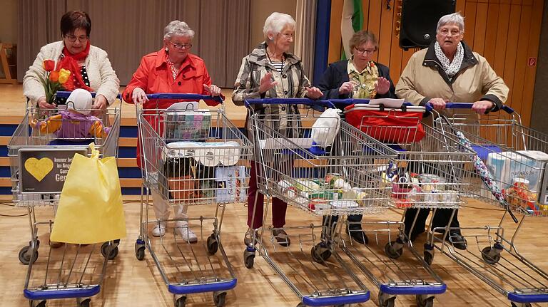 Der Frauenkreis musste an der Kasse eines italienischen Supermarktes sehr lange warten. Der Frauenkreis musste an der Kasse eines italienischen Supermarktes sehr lange warten.