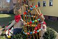 Das Bild zeigt den Osterbrunnen am „Bänkla“ in Schwarzenau, der durch einige Landfrauen sowie zahlreiche ungenannte Helfer entstanden ist. Auch zu Coronazeiten wird im Ort an dieser lieb gewonnenen Tradition festgehalten. Den österlichen Brunnen kann jeder bei einem Sparziergang besuchen und sich der bunten Farben erfreuen.