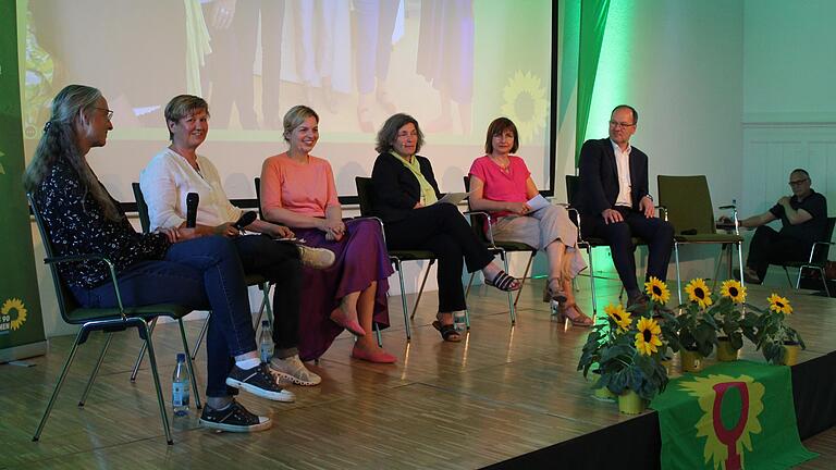 'Frauen 2023' lautete das Thema einer Podiumsdiskussion der Grünen am Mittwochabend in der Alten Turnhalle mit (von links) Angelika Rütz-Holst, Bärbel Imhof, Katharina Schulze, Kerstin Celina, Anja Baier und Armin Beck.