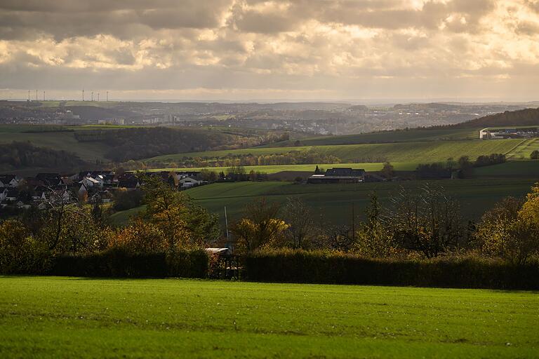 Am Kobersberg geht es erstmal bergauf. Dafür gibt es einen tollen Ausblick auf Rimpar und die Region Am Kobersberg geht es erstmal bergauf. Dafür gibt es einen tollen Ausblick auf Rimpar und die Region