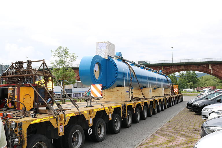 Ein 22-achsiges Fahrzeug transportiert den Riesenzylinder vom Hunger-Werksgelände auf die Mainlände. Ein 22-achsiges Fahrzeug transportiert den Riesenzylinder vom Hunger-Werksgelände auf die Mainlände.
