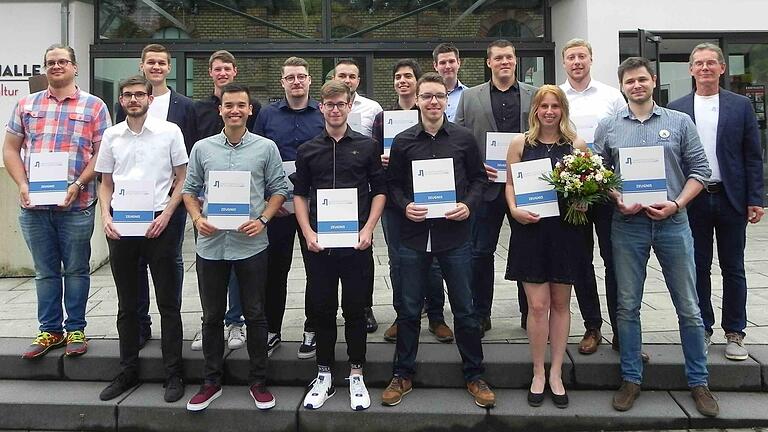 Erstmals in der zehnjährigen Geschichte der Technikerschule Lohr feierte auch eine junge Frau ihren Abschluss. Erstmals in der zehnjährigen Geschichte der Technikerschule Lohr feierte auch eine junge Frau ihren Abschluss.