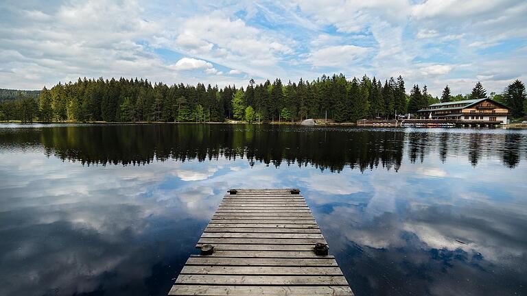 Der strahlend blaue Himmel spiegelt sich im Fichtelsee.