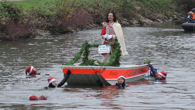 Advent-Saaleschwimmen  der Wasserwacht Bad Kissingen       -  Zum 40. Advent-Saaleschwimmen 2014 wurde Fürst Rakoczy über die Saale geleitet.