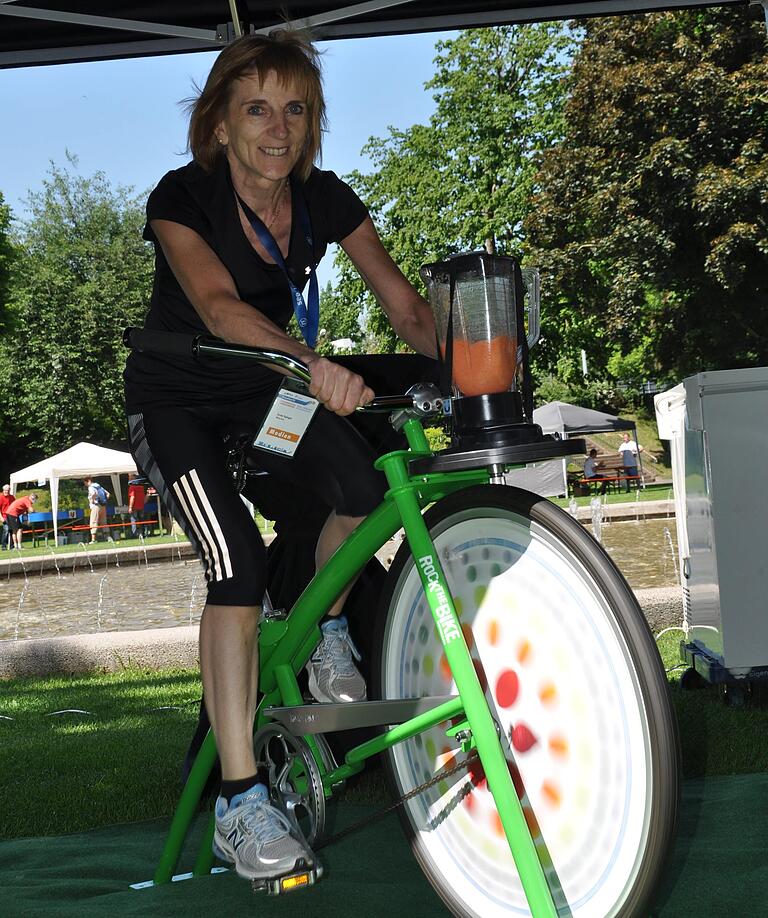 Für ein Smoothie in Pedale strampeln: für Rennradfahrerin Irene Spiegel kein Problem. Für ein Smoothie in Pedale strampeln: für Rennradfahrerin Irene Spiegel kein Problem.