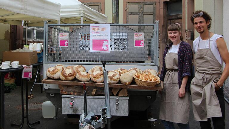 Zwei der Initiatoren der Pop-Up-Bäckerei mit Sauerteigbroten und 'Schafseuterle': Luise Schneider und Julian Dittmann.