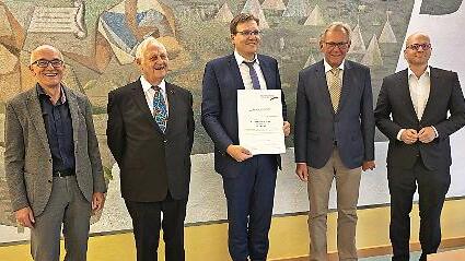 Das Bild zeigt die Stiftungsräte und Vorsitzenden Robert Wild (von links), Ortfried Kotzian, Hans Knapek mit Oberbürgermeister Dirk Vogel; in der Mitte der Jubilar Steffen Hörtler.       -  Das Bild zeigt die Stiftungsräte und Vorsitzenden Robert Wild (von links), Ortfried Kotzian, Hans Knapek mit Oberbürgermeister Dirk Vogel; in der Mitte der Jubilar Steffen Hörtler.