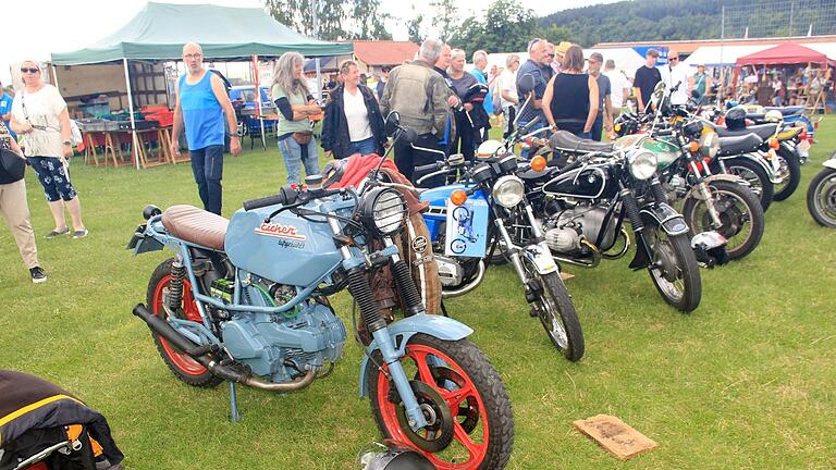 Eichernartig ist diese Ducati, die in den Farben des oberbayerischen Traktorenherstellers lackiert ist.