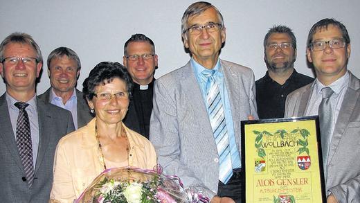 Gruppenbild mit Altbürgermeister: Von links: stellvertretender Bürgermeister Andreas Schlagmüller, Schulleiter Gerhard Krug, Christa Gensler, Pfarrer Frank Mathiowetz, Altbürgermeister Alois Gensler, Christoph Boehnky, Bürgermeister Thomas Bruckmüller. Gruppenbild mit Altbürgermeister: Von links: stellvertretender Bürgermeister Andreas Schlagmüller, Schulleiter Gerhard Krug, Christa Gensler, Pfarrer Frank Mathiowetz, Altbürgermeister Alois Gensler, Christoph Boehnky, Bürgermeister Thomas Bruckmüller.
