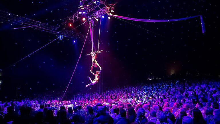 Einfach beeindruckend: Wie hier beim Trapez-Duo Rose, kamen zum Internationalen Varietéfestival tausende Zuschauer nach Sennfeld und bestaunten die Künstler aus aller Welt.