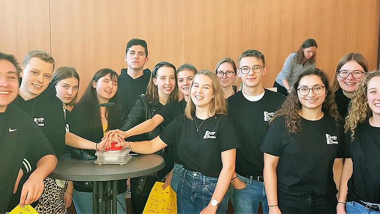 Die Hände am roten Buzzer: Die LSH-Teilnehmer beim 'Battle of the Books' in Nürnberg.