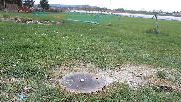 In der Nacht zum 30. März wurde am Sportplatz des FC Feuerbach das Loch für den Maibaum mit Beton verfüllt. Der Schaden wurde zum Glück rechtzeitig am nächsten Tag entdeckt, so dass der noch frische Beton wieder herausgekratzt werden konnte.