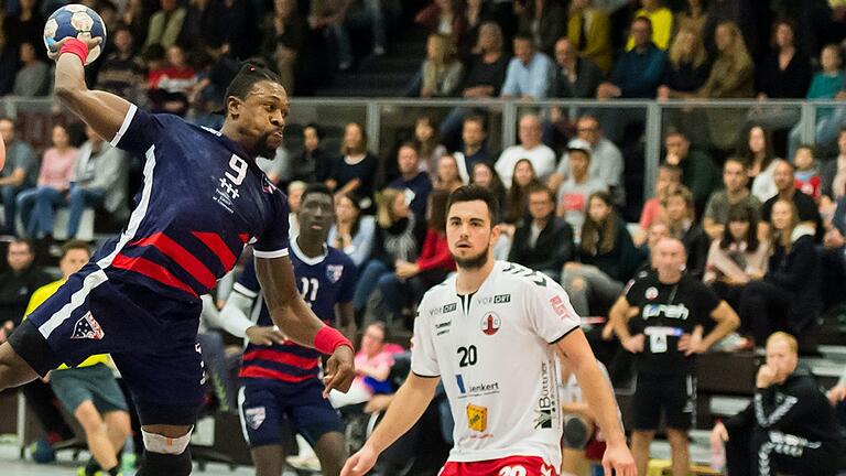 Gary Hines (am Ball) im Trikot der Nationalmannschaft der USA bei einem Testspiel beim HSC Bad Neustadt (rechts Maximilian Drude) im Oktober 2018. Gary Hines (am Ball) im Trikot der Nationalmannschaft der USA bei einem Testspiel beim HSC Bad Neustadt (rechts Maximilian Drude) im Oktober 2018.