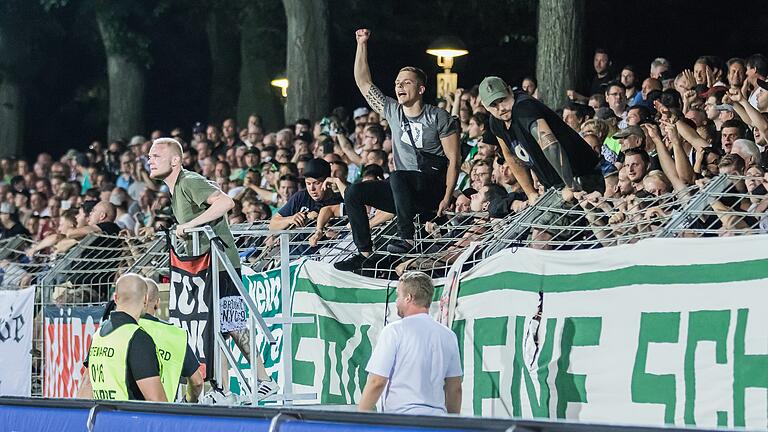 Solche Bilder wird es zumindest an diesem Samstag nicht geben: Das Toto-Pokalspiel zwischen den Würzburger Kickers und dem FC 05 Schweinfurt, hier eine Aufnahme aus dem Achtelfinale in Schweinfurt im Jahr 2018, ist abgesagt worden.