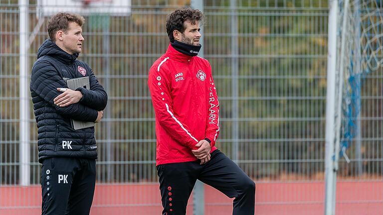 Steht vor dem Comeback: Daniel Hägele (rechts neben Kickers-Athletiktrainer Philipp Kunz)