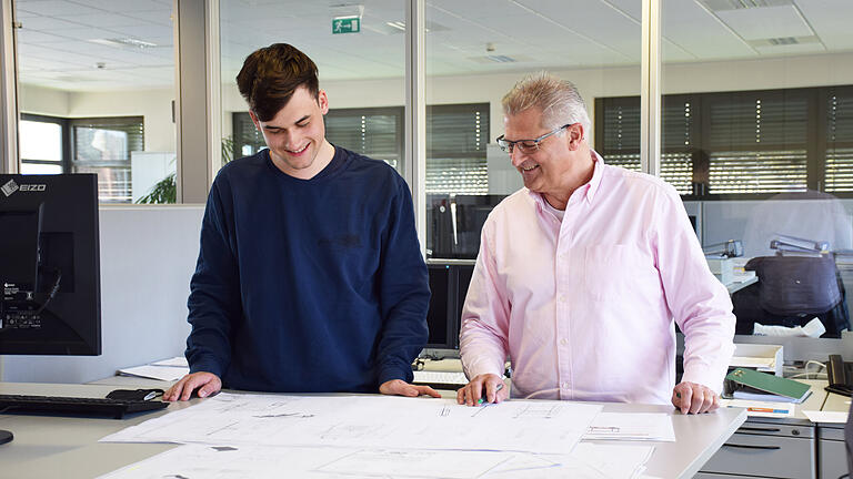 Michael Thurn (rechts) ist seit 1977 bei SORG und Ausbilder für Bauzeichnerinnen und Bauzeichner. Thurn bespricht hier mit einem Auszubildenden einen Konstruktionsplan.