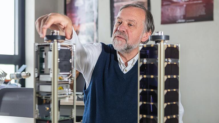 Der Würzburger Satellitenforscher Prof. Klaus Schilling in seinem Büro im 'Zentrum für Telematik' in Würzburg. Die Bayerische Staatsregierung tut sich schwer damit, die in Würzburg entwickelten Mini-Satelliten zu fördern.