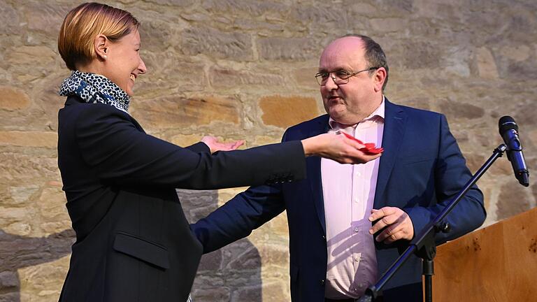 Stehen unter Untreueverdacht: Eva von Vietinghoff-Scheel und Alexander Schraml, hier beim Festakt 25 Jahre Kommunalunternehmen des Landkreises Würzburg im März 2023. Drei Wochen später übernahm die Vorständin die alleinige Unternehmensleitung.&nbsp; &nbsp;&nbsp;