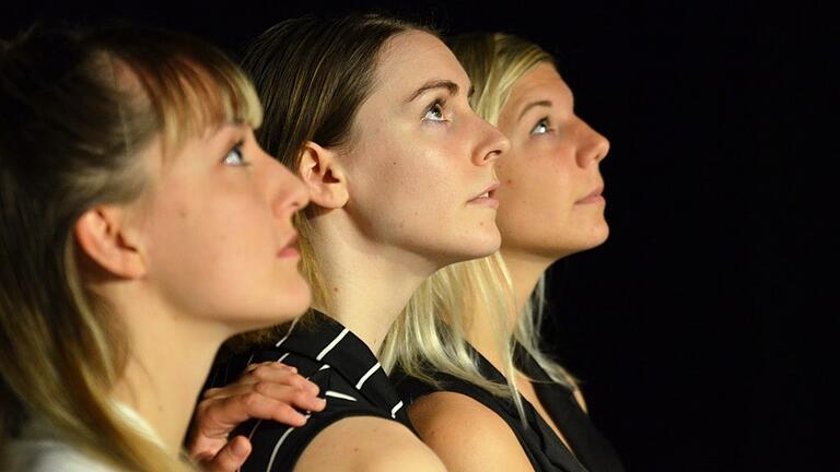 Beeindruckender Auftritt: die Tänzerinnen Hannah Juliane Steenbeck (von links), Anna Schneider und Lilly Bendl im Würzburger Tanzspeicher. Beeindruckender Auftritt: die Tänzerinnen Hannah Juliane Steenbeck (von links), Anna Schneider und Lilly Bendl im Würzburger Tanzspeicher.
