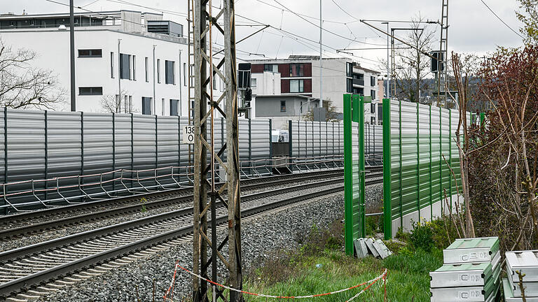 In Würzburg gibt es beim Südbahnhof verschiedenfarbige Lärmschutzwände. Karlstadter Stadträte könnten sich für Grau erwärmen, aber auch Braun hat Befürworter. In Würzburg gibt es beim Südbahnhof verschiedenfarbige Lärmschutzwände. Karlstadter Stadträte könnten sich für Grau erwärmen, aber auch Braun hat Befürworter.