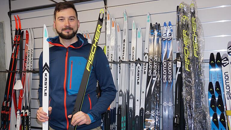 Nicolas Schmiedel, Inhaber von Sport Walter in Bischofsheim, kann sich vor Nachfragen nach Langlaufsets kaum retten. Selbst aus Frankfurt kommen die Kunden in sein Sportgeschäft am Fuße des Kreuzbergs.