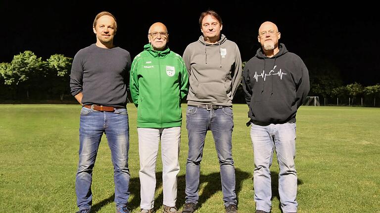 30 Jahre lang führte Hans Schnura (Zweiter von links) den SC Koppenwind. Im Jubiläumsjahr übernahmen Jürgen Götz (links, Immobilien), Mario Nimke (rechts, Sportbetrieb) und Marcus Gruß (Wirtschaftsbetrieb, Feste) die Leitung. 30 Jahre lang führte Hans Schnura (Zweiter von links) den SC Koppenwind. Im Jubiläumsjahr übernahmen Jürgen Götz (links, Immobilien), Mario Nimke (rechts, Sportbetrieb) und Marcus Gruß (Wirtschaftsbetrieb, Feste) die Leitung.