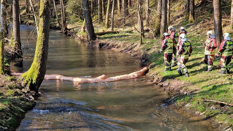 Die Feuerwehren legten direkt nach dem Unfall sogenannte Ölsperren auf die Hafenlohr, die die Verbreitung des Heizöls verhindern sollten.&nbsp;