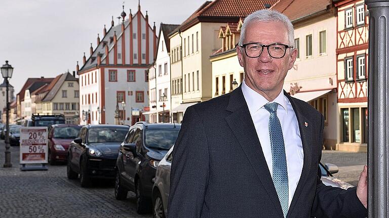 Bürgermeister Günther Werner möchte sich bei der Kommunalwahl 2020 wieder als Bürgermeister zur Wahl stellen und seine Arbeit im Rathaus der Stadt Haßfurt fortsetzen. Bürgermeister Günther Werner möchte sich bei der Kommunalwahl 2020 wieder als Bürgermeister zur Wahl stellen und seine Arbeit im Rathaus der Stadt Haßfurt fortsetzen.