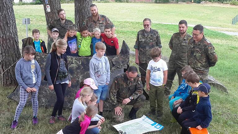 Zu Beginn des Ferientages bei den Reservisten gab es für die Mädchen und Jungen erst einmal eine ausführliche Einweisung ins Programm. Unterstützt wurden die Bad Brückenauer Organisatoren bei ihren Aktionen von fünf Bundeswehrsoldaten. Foto: Rolf Pralle       -  Zu Beginn des Ferientages bei den Reservisten gab es für die Mädchen und Jungen erst einmal eine ausführliche Einweisung ins Programm. Unterstützt wurden die Bad Brückenauer Organisatoren bei ihren Aktionen von fünf Bundeswehrsoldaten. Foto: Rolf Pralle