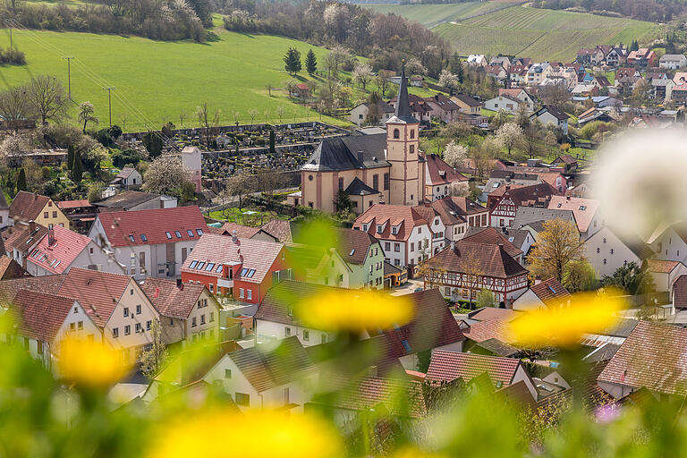 Unterwegs auf dem Weg der Lieder in Retzstadt (Lkr. Main-Spessart). Gleich zu Beginn der Tour geht es den Riesenweg hinauf. Von hier bieten sich immre wieder wechselnde Ansichten auf den Weinort. Unterwegs auf dem Weg der Lieder in Retzstadt (Lkr. Main-Spessart). Gleich zu Beginn der Tour geht es den Riesenweg hinauf. Von hier bieten sich immre wieder wechselnde Ansichten auf den Weinort.