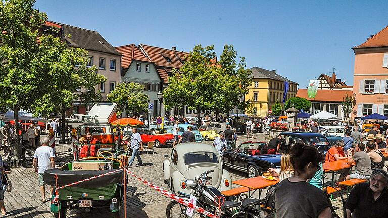 Zum Oldtimertreffen am Sonntag kamen über 300 Teilnehmende nach Hofheim.