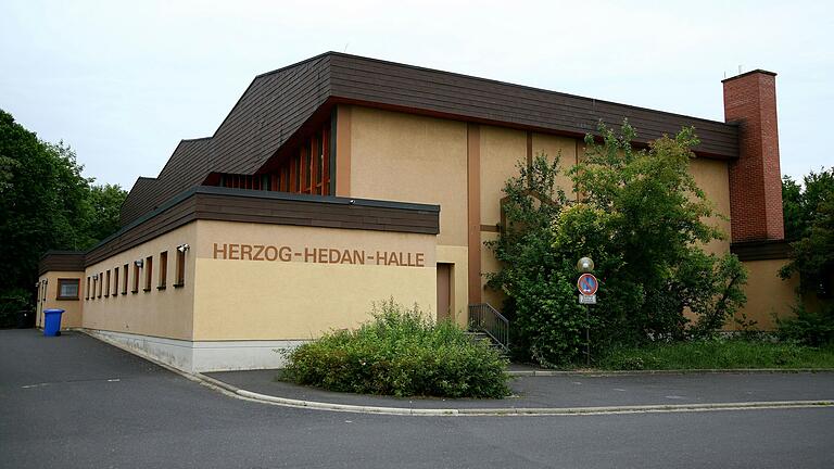 Die seit 1983 genutzte Herzog-Hedan-Halle wird zunehmend zum dringlichen Sanierungsfall. In der jüngsten Sitzung erteilte der Gemeinderat einem Architekturbüro den Auftrag zur Kostenberechnung. Die seit 1983 genutzte Herzog-Hedan-Halle wird zunehmend zum dringlichen Sanierungsfall. In der jüngsten Sitzung erteilte der Gemeinderat einem Architekturbüro den Auftrag zur Kostenberechnung.
