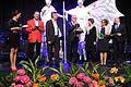 Ganz viel Stolz auf die neue Stadthalle       -  (HuHe)   Es war eine wundervolle Show, mit der die Stadt Bad Neustadt die Einweihung der neuen Stadthalle feierte. Nach einer phantastischen Lasershow, die noch einmal die Geschichte vom Abriss der alten Stadthalle und dem Neubau wiedergab, trat sichtlich gut gelaunt Bürgermeister Bruno Altrichter (Vierter von rechts) auf die Bühne, um die Gäste im vollen Saal zu begrüßen. Bevor die Dekane Andreas Krefft und Matthias Büttner dem Neubau ihren Segen erteilten, gab es viele lobende Worte von Staatsekretär Gerhard Eck, Staatssekretärin Dorothee Bär und vom stellvertretenden Landrat Josef Demar. Den symbolischen Schlüssel überreichte Architekt Michael Bracke (Driiter von links) an Bürgermeister Bruno Altrichter, der ihn aber gleich an die Stadthallenmanagerin Petra Lettang und den Chef der Tourismus-GmbH Michael Feiler (auf der rechten Seite) weiterreichte. Einen Blumenstrauß erhielt Stadtbaumeisterin Barbara Stüdlein (Dritte von links). Mit ihnen freuten sich die Moderatoren des Abends Verena Seufert und Fredi Breunig.