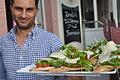 In vielen Marktheidenfelder Restaurants können sich Gäste jetzt im Außenbereich wieder bedienen lassen. Hier auf unserem Archivbild zu sehen: Wirt Hamid Aminifakhr&nbsp;vor dem Café de Mar am Mainkai.&nbsp;