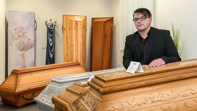 In seinem Beruf als Bestatter in Giebelstadt hat es Christian Flammersberger nicht immer leicht. In seinem Beruf als Bestatter in Giebelstadt hat es Christian Flammersberger nicht immer leicht.