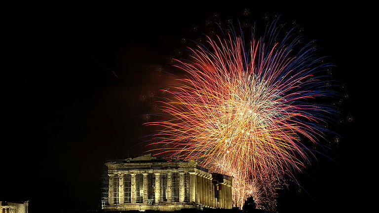 Silvester - Athen.jpeg       -  Feuerwerkskörper erhellen den  antiken Parthenon-Tempel auf dem Akropolis-Hügel während der Neujahrsfeierlichkeiten 2024. Kaum jemand hätte geglaubt, dass sich das Land so gut von der tiefen Wirtschaftskrise erholen könnte.