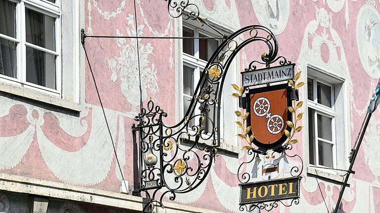 Das alteingesessene Würzburger Haus Stadt Mainz in der Semmelstraße. Das Restaurant hat seit kurzem wieder geschlossen, der Hotelbetrieb ist davon jedoch nicht betroffen. Das alteingesessene Würzburger Haus Stadt Mainz in der Semmelstraße. Das Restaurant hat seit kurzem wieder geschlossen, der Hotelbetrieb ist davon jedoch nicht betroffen.